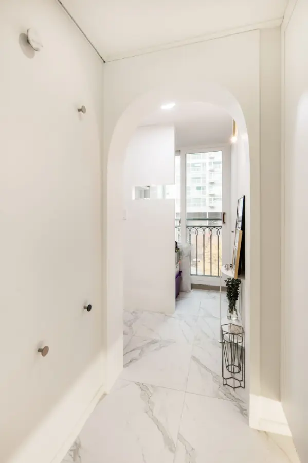 아치형 통로의 밝고 깔끔한 화이트 복도